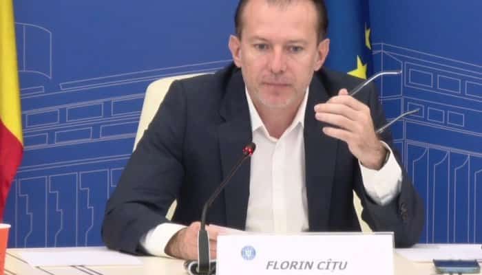 Premierul Florin Cîţu va discuta cu liderii PNL în şedinţa Biroului Permanent de vineri posibilitatea de a-i remania pe miniştrii USR PLUS, susţin surse politice pentru News.ro. O variantă ar fi ca premierul să semneze demiterea miniştrilor USR PLUS în momentul depunerii moţiunii de cenzură.  De cealaltă parte, liderii USR PLUS se aşteaptă ca vineri să fie scoşi de la guvernare. În acest caz, vor depune moţiunea de cenzură în această seară la Senat, susţin sursele citate.   