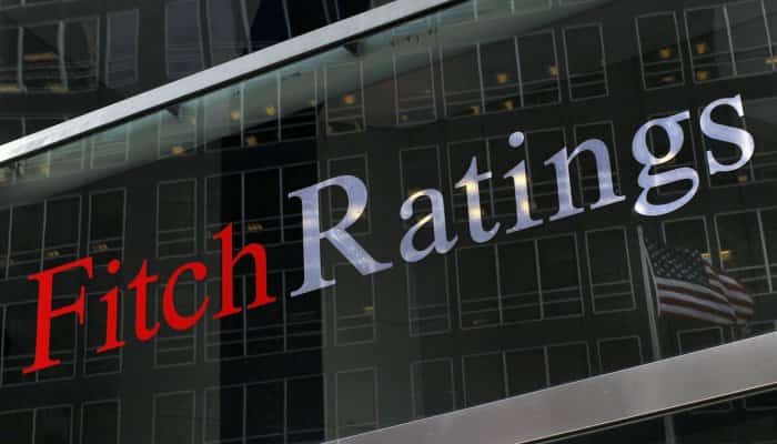 Fitch a afirmat în repetate rânduri că evoluţia finanţelor publice reprezintă principalul factor care influenţează ratingul României. O acţiune pozitivă de rating ar necesită încredere că autorităţile vor implementa planuri fiscale credibile care să stabilizeze raportul datorie guvernamentală/PIB pe termen mediu. Lipsa progreselor în implementarea refomelor, care să conducă la o creştere mai rapidă decât se preconizează a datoriei publice, ar putea conduce la o acţiune negativă de rating