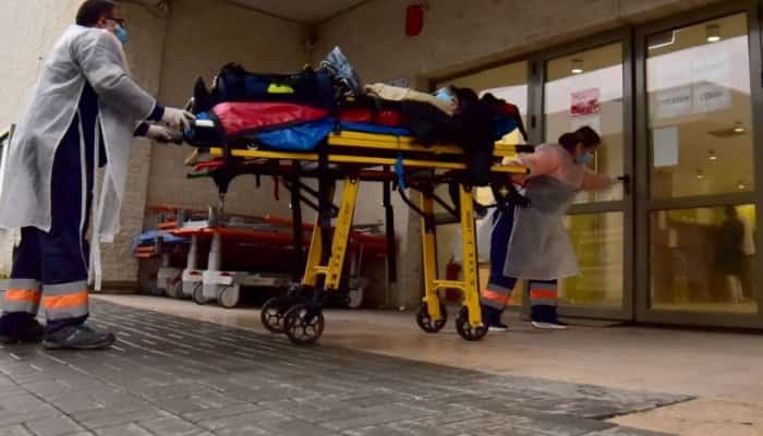 Un elev de la un liceu din Târgu Jiu a fost dus de urgenţă cu ambulanţa la spital, după ce a fost găsit în stare de inconştienţă în curtea şcolii. Din primele informaţii, copilul a fost găsit în stare de inconştienţă de alţi elevi al liceului care au anunţat conducerea şcolii. Este vorba despre un elev de 16 ani care, din primele informaţii, ar fi vrut să sară gardul în timpul unei pauze. El a fost preluat de un echipaj de Ambulanţă, iar în prezent este la spital.