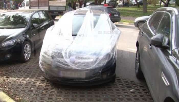 Un autoturism a fost &quot;împachetat&quot; după o parcare neglijentă