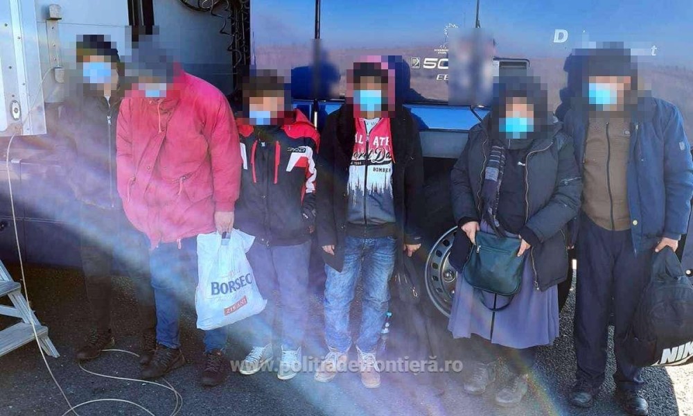 Polițiștii de frontieră au descoperit 6 migranți afgani ascunși într-un TIR care transporta jucării de pluș