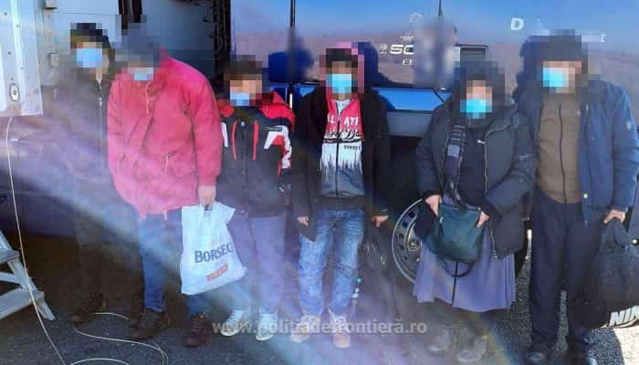 Polițiștii de frontieră au descoperit 6 migranți afgani ascunși într-un TIR care transporta jucării de pluș