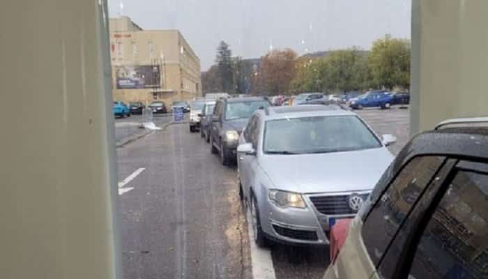 Mărturii dintr-un centru DRIVE THROUGH. Unii nu-și iau jos plasturele timp de 21 de zile… să nu curgă vaccinul