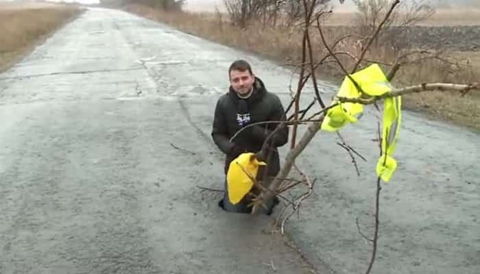 Imagini incredibile! Drumul în care poți intra în groapă până la brâu a ajuns vedetă pe internet