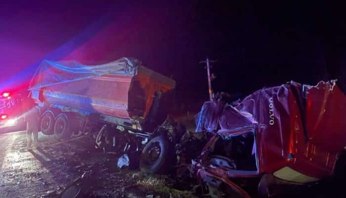 FOTO: Trei oameni au murit pe loc, după ce o mașină a fost strivită de două TIR-uri 