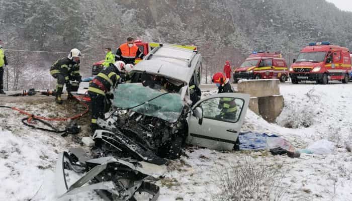 Foto: Un autobuz și o mașină s-au izbit violent. Pentru două persoane a fost declarat decesul 