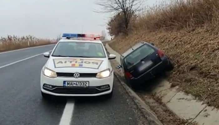 Un bărbat şi-a măcelărit soţia şi fiul cu toporul, apoi a făcut accident de circulație