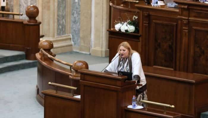 Diana Şoşoacă a chemat Poliţia în Parlament. Senatoarea acuză că i s-au furat lucruri