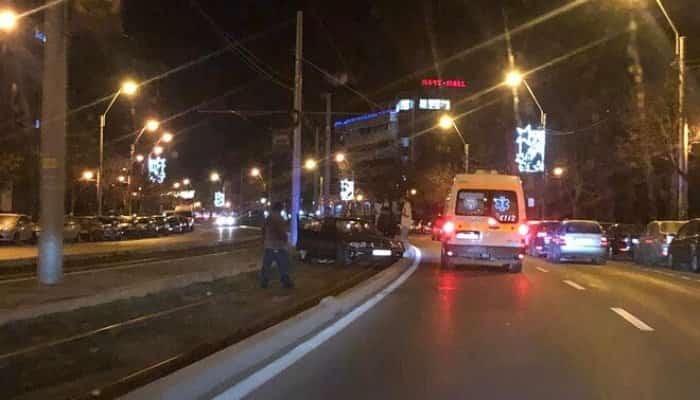 Accident pe Șos. Vestului. Un BMW a ajuns pe linia de tramvai