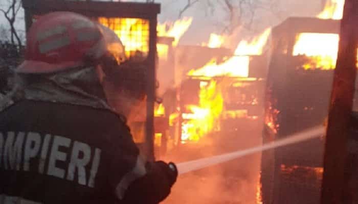 Incendiu uriaș la o fabrică din Prahova. Zeci de pompieri mobilizați azi-noapte - FOTO