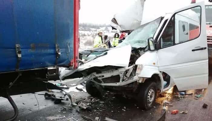 Accident pe DN 6. Un mort și cinci răniți după impactul dintre un microbuz și un TIR