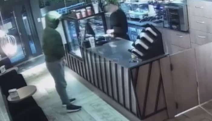 Jaf armat la o cafenea! Un bărbat a ameninţat vânzătoarea cu un pistol