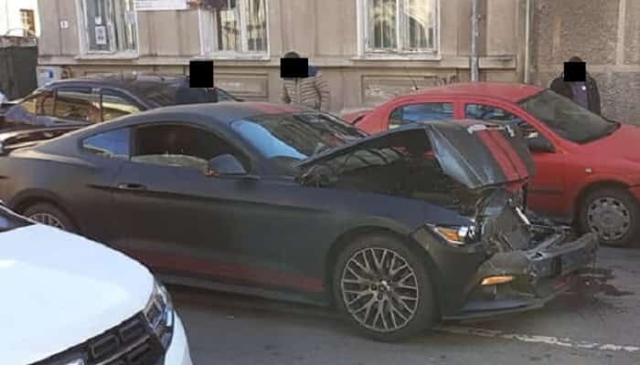 Accident lângă secția de Poliție. Mustang înmatriculat în Brașov, avariat serios după impactul cu un Logan