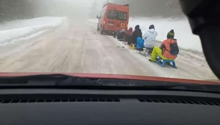 VIDEO Șase sănii cu copii și adolescenți, trase de un microbuz. Incidentul, la nici o lună de la tragedia din Negrești Oaș