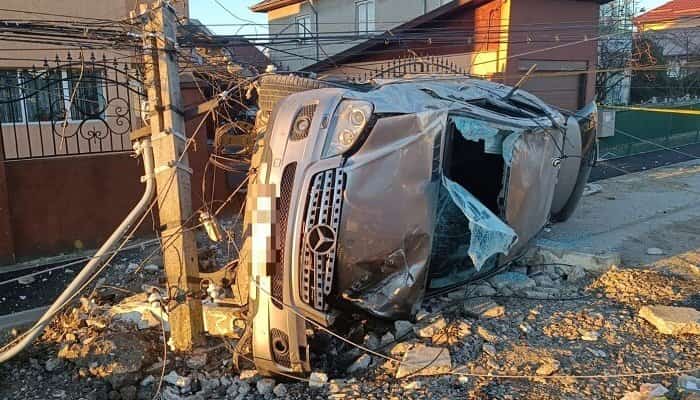 Doi răniți într-un accident la Comișani. Un Mercedes s-a făcut praf