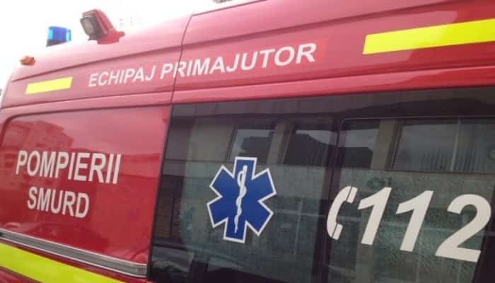 Trei persoane rănite într-un accident, în Prahova. O mașină s-a răsturnat