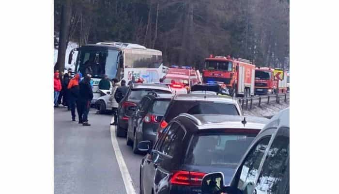 GALERIE FOTO. Trafic rutier dirijat la Azuga. Cinci persoane au ajuns la spital