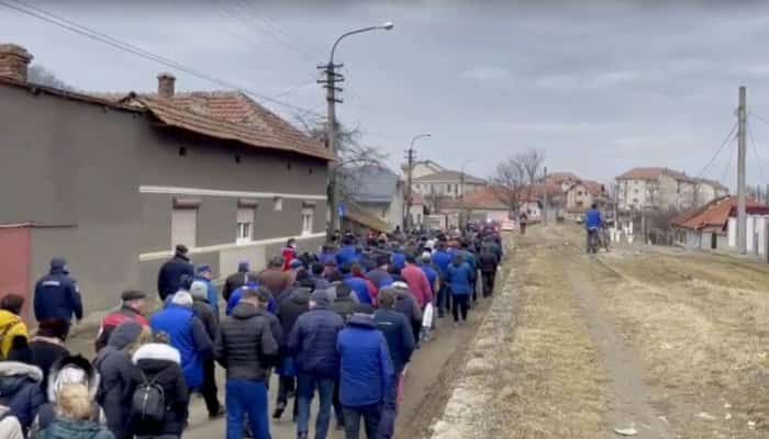 Sute de oameni au ieșit în stradă la Cugir, pentru a patra zi la rând: ”Vă bateți joc de noi”