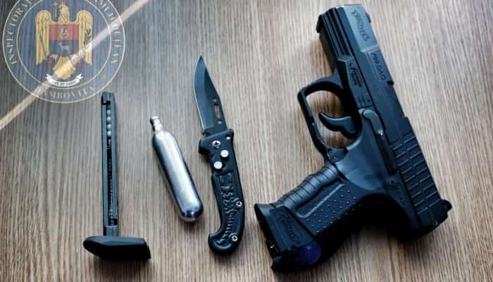 Doi elevi prinşi în școală înarmați cu un pistol şi un briceag