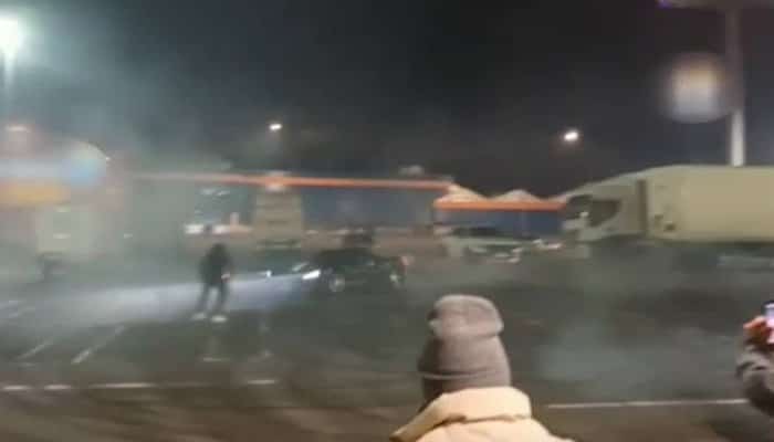 Drifturi în parcarea unui mall din Bucureşti. Șoferul unui Ferrari, la un pas de a acroșa un spectator