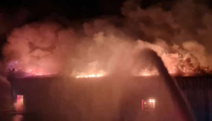 VIDEO Incendiu devastator la Mizil. A luat foc fabrica de mezeluri! / UPDATE - Două persoane rănite