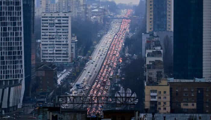 Oamenii fug din Kiev. Ieșirea din oraș e blocată de coloane de mașini