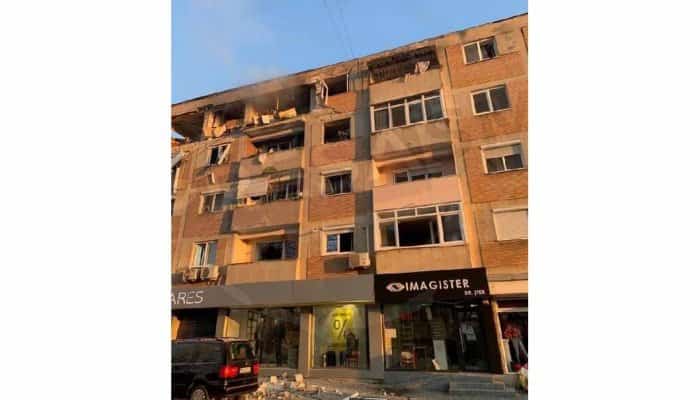 ALERTĂ. Explozie urmată de incendiu într-un bloc din Carei. A fost activat activat Planul Roşu de Intervenţie