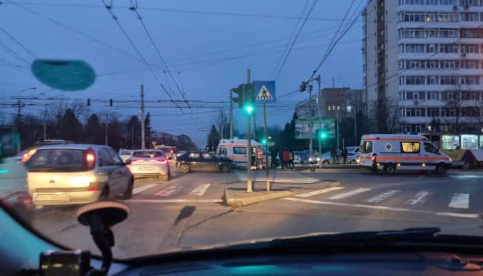 PLOIEȘTI: Ambulanță implicată într-un accident, pe Șos. Vestului (FOTO)