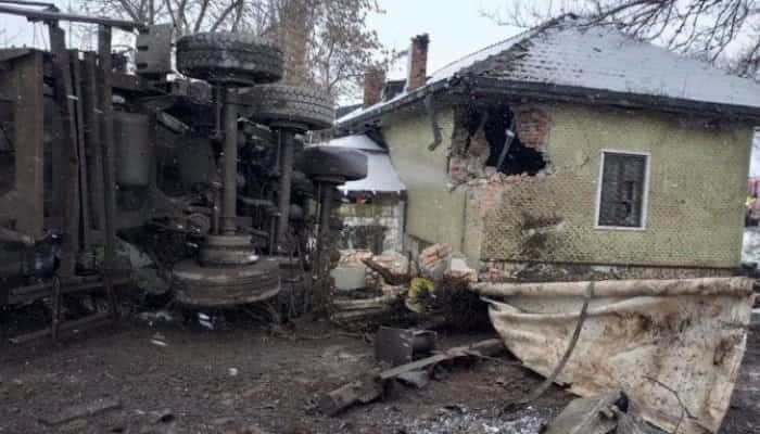 FOTO. Un tren de călători a lovit în plin o basculantă