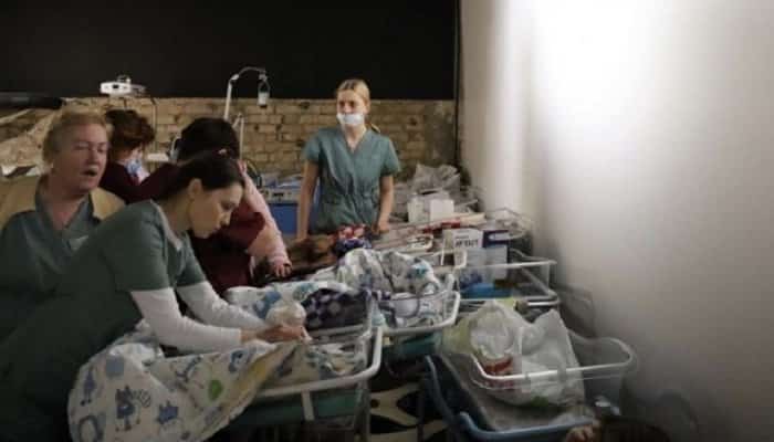 Copii născuți de mame surogat, inclusiv ai unor cupluri de români, blocați într-un buncăr din Kiev, fără materiale sanitare și lapte praf