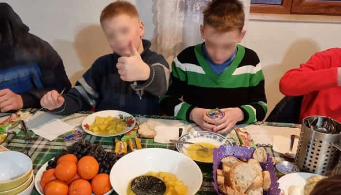 66 de copii orfani din Ucraina, unii dintre ei cu dizabilități, au ajuns azi-noapte în Prahova