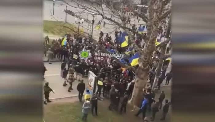 VIDEO Sute de oameni protestează în Melitopol, dar și în Herson, primul oraș mare ocupat de ruși