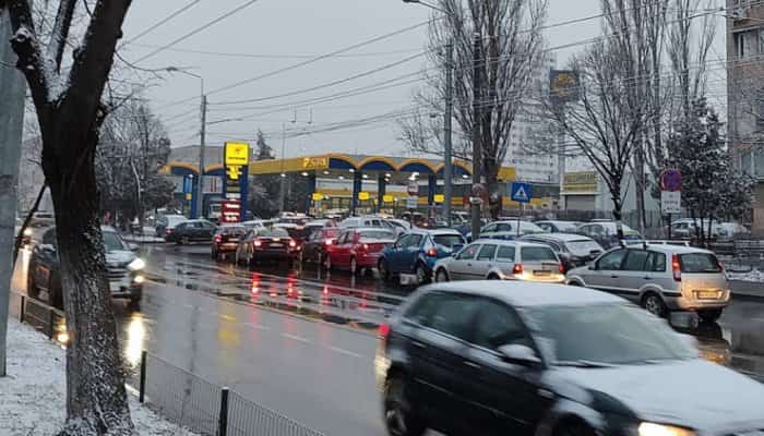 FOTO | Cozi uriaşe la benzinăriile din Ploieşti, de teama unei scumpiri!