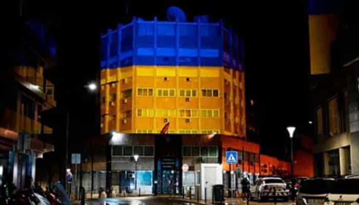 Ambasada Rusiei, iluminată în culorile drapelului Ucrainei