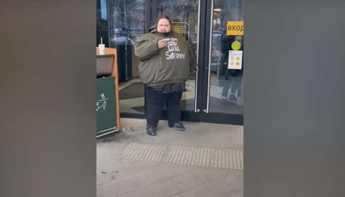 VIDEO Un pianist din Rusia s-a legat de ușa unui restaurant McDonalds pentru a protesta față de sancțiunile care i-au închis fast-food-ul preferat