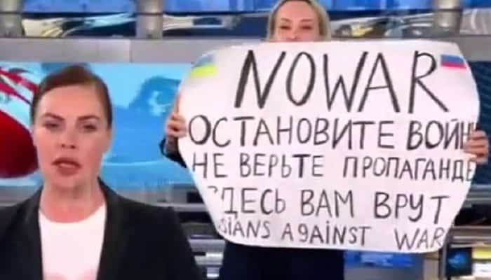 VIDEO – Protest în direct la o televiziune de stat din Rusia. Jurnalista care a afișat mesajul antirăzboi a fost arestată