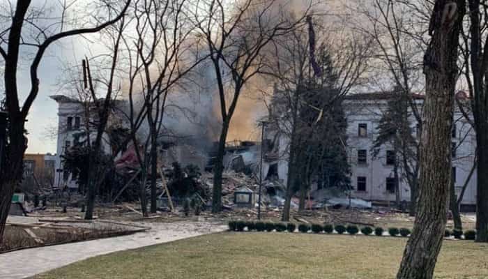 Oameni ies în viață din teatrul bombardat, la Mariupol