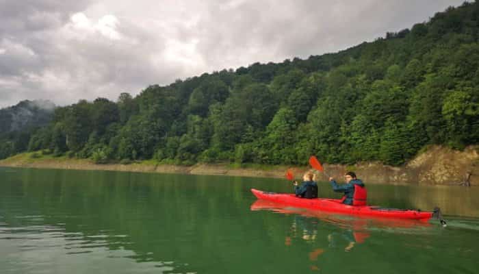 Plimbări în caiace pe lacul Paltinu, în acest weekend