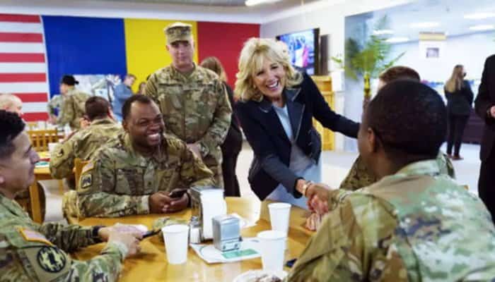 Jill Biden, prima doamnă a SUA, va vizita sâmbătă o şcoală din Bucureşti, alături de Carmen Iohannis