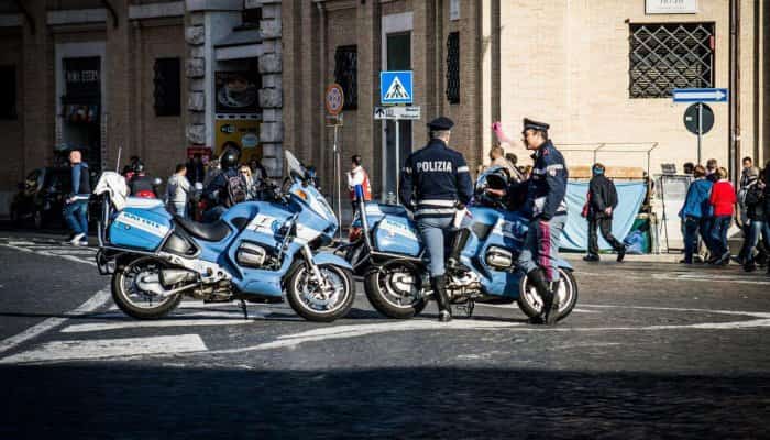 O româncă din Italia a fost reținută după ce a lovit cu mașina patru polițiști