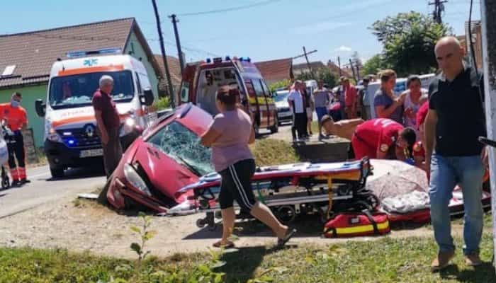 Un autoturism a intrat într-un grup de persoane aflate pe marginea drumului. Un pieton se află în comă