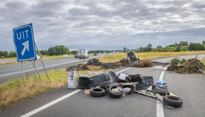 Autostrăzile din Olanda au fost blocate cu baricade din bălegar