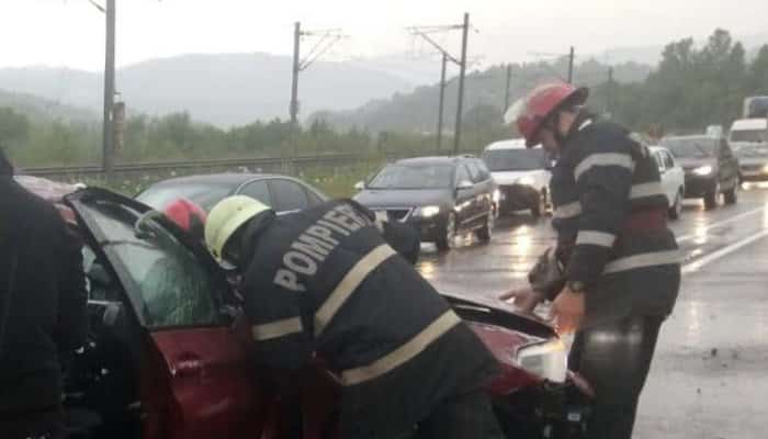 O persoană a murit, după un accident în lanţ în care au fost implicate un TIR, 3 autoturisme şi un microbuz