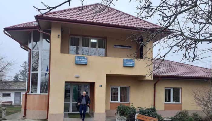 Primarul unei comune vrea să cumpere casele nelocuite pentru a le da familiilor tinere fără locuinţă