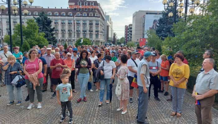 VIDEO 🎦 Protest cu peste 300 de participanţi, în Ploieşti. Oamenii anunţă că vor continua să iasă în stradă până când vor avea apă caldă şi căldură