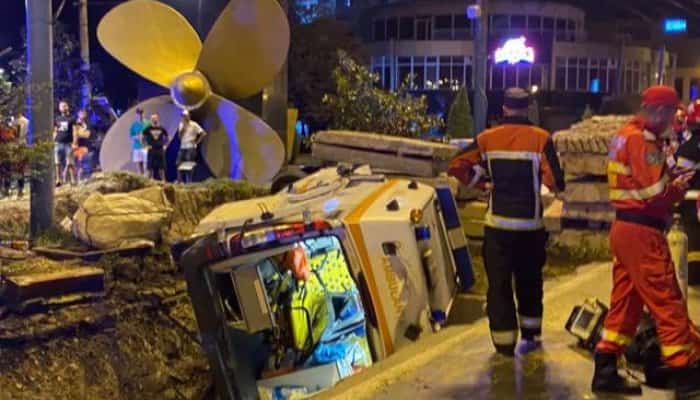 Patru răniţi după ce ambulanţa în care se aflau s-a răsturnat