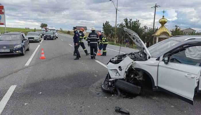 Doi poliţişti au fost răniţi după ce autospeciala cu care se deplasau s-a ciocnit de un autoturism