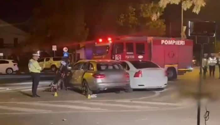 Un tânăr a murit după ce a intrat cu motocicleta într-o mașină parcată