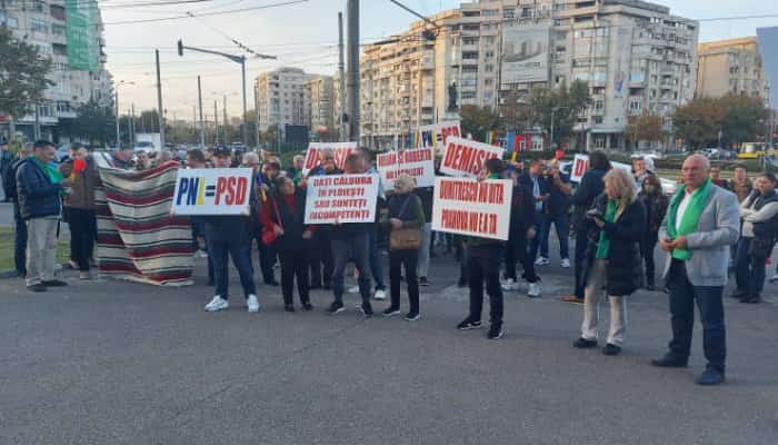 Protest organizat de Forţa Dreptei în Ploieşti. Oamenii au cerut demisia autorităţilor locale şi judeţene 🎦 VIDEO