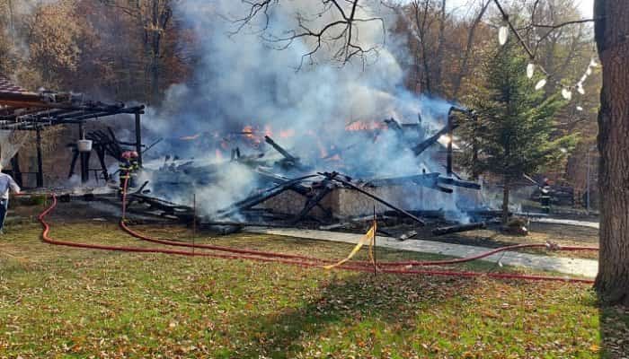 cabana izvoranu a luat foc